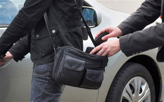 Cảnh giác hành vi móc túi ở nơi đông người